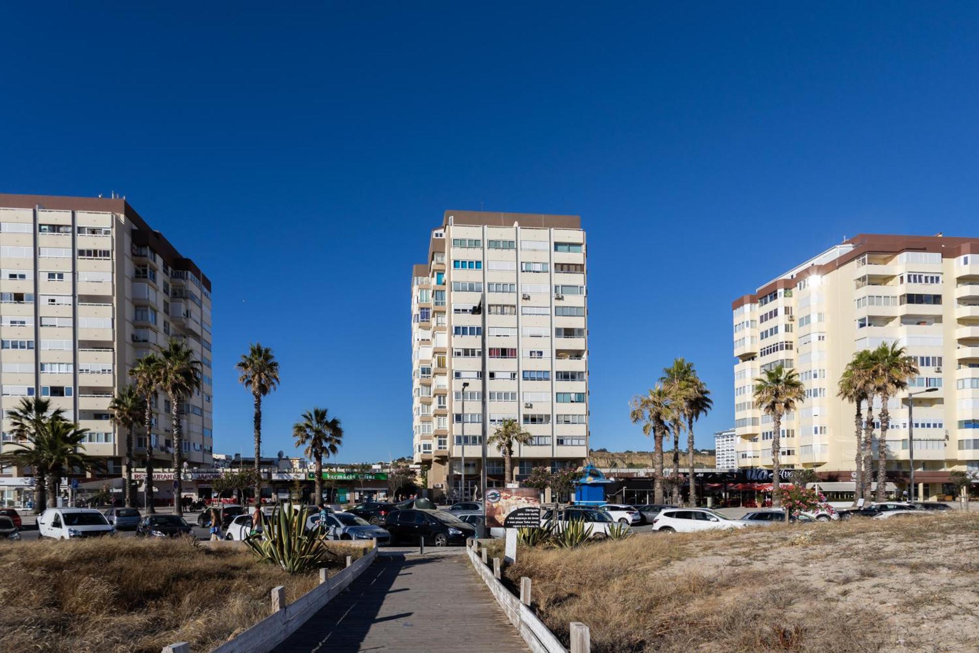 Wonderful Studio Apartment In Front Of The Beach Costa da Caparica Bagian luar foto