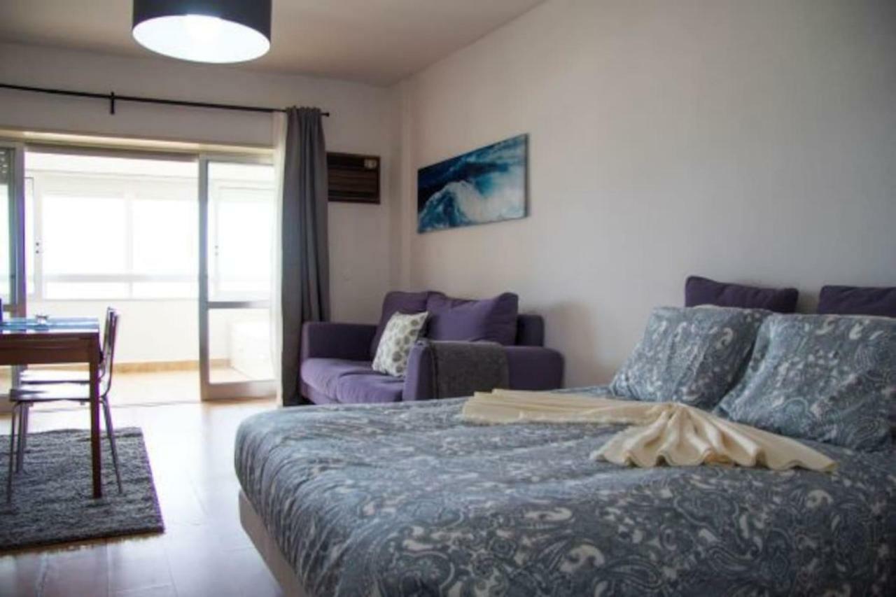 Wonderful Studio Apartment In Front Of The Beach Costa da Caparica Bagian luar foto
