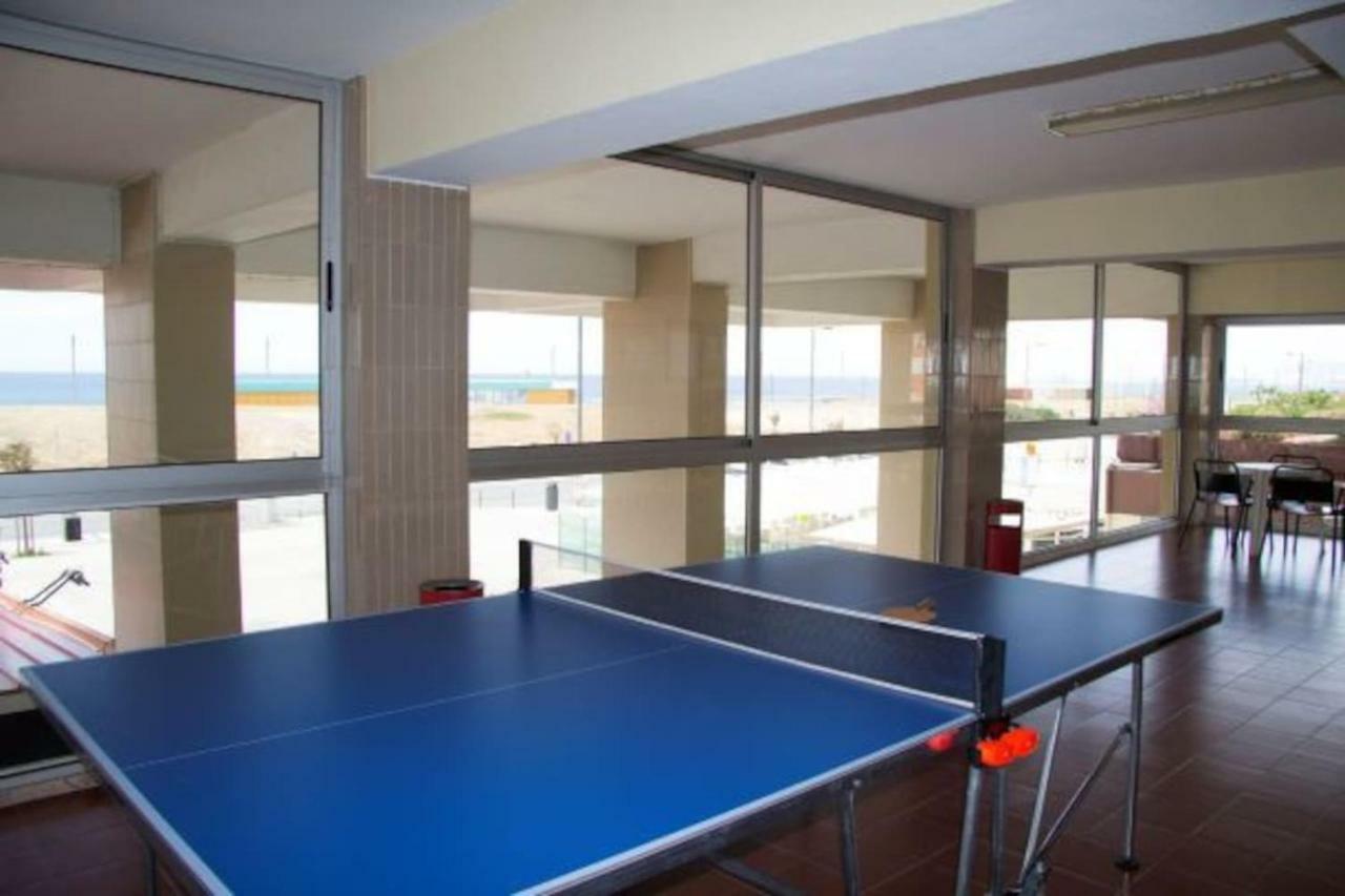 Wonderful Studio Apartment In Front Of The Beach Costa da Caparica Bagian luar foto