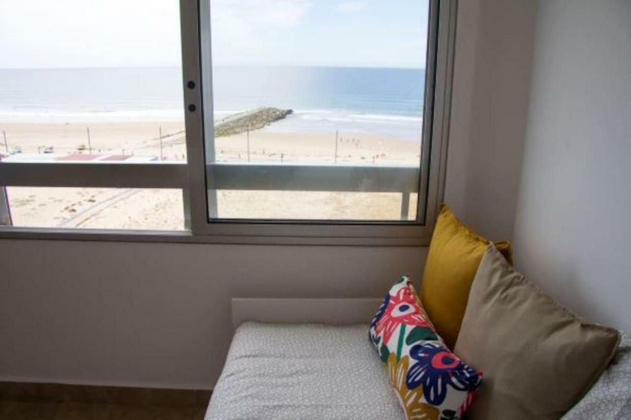 Wonderful Studio Apartment In Front Of The Beach Costa da Caparica Bagian luar foto