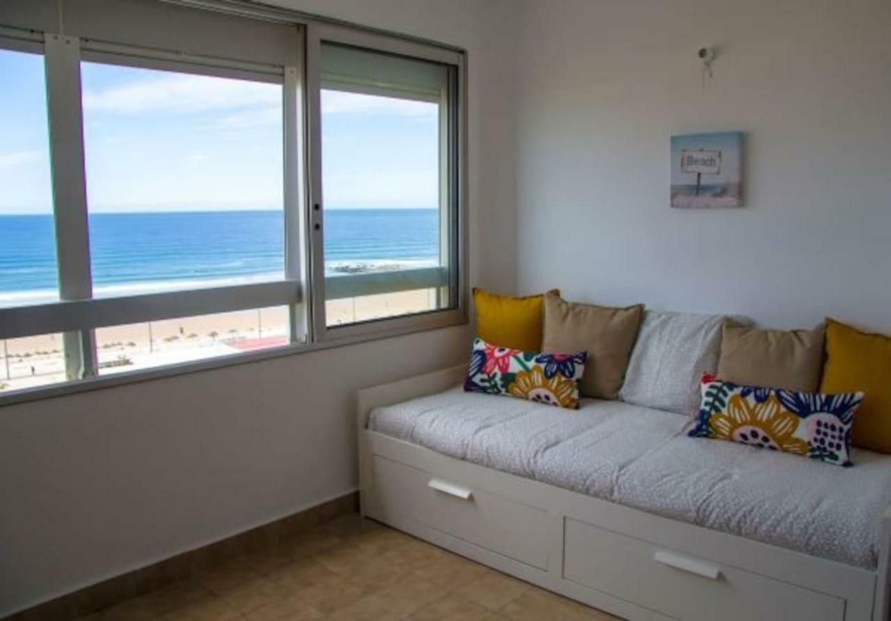 Wonderful Studio Apartment In Front Of The Beach Costa da Caparica Bagian luar foto